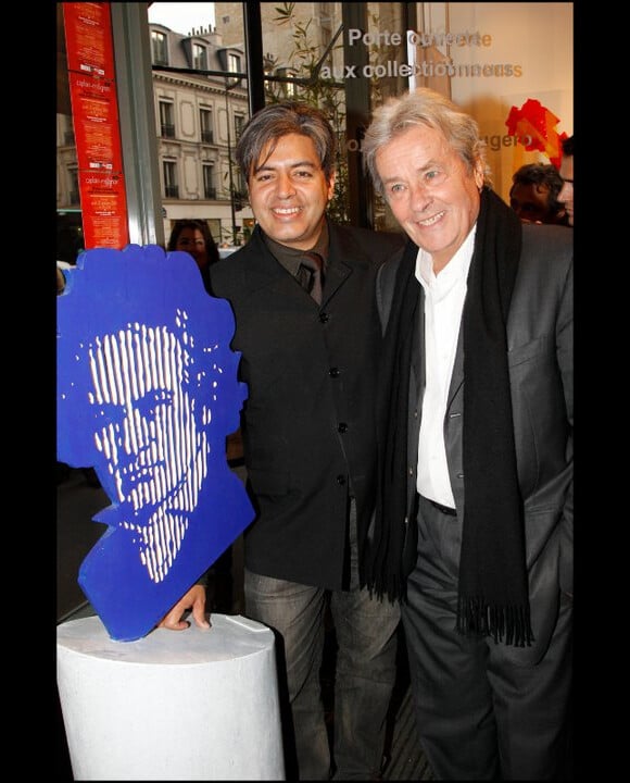 Marcos Marin et Alain Delon lors du vernissage de la galerie Caplain-Matignon à Paris le 21 octobre 2010
