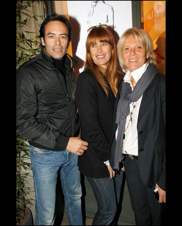 Antony Delon, Sophie Delon et Sophie Descombin-Litras lors du vernissage de la galerie Caplain-Matignon à Paris le 21 octobre 2010