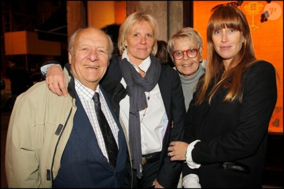 Claude Bolling, Sophie Descombin-Litras, Irène Bolling et Sophie Delon lors du vernissage de la galerie Caplain-Matignon à Paris le 21 octobre 2010