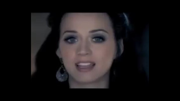 Katy Perry : Elle transforme sa poitrine en... base de tir de feux d'artifice !