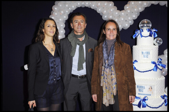 Christophe Malavoy, son épouse et sa fille lors de la générale de la comédie musicale Mamma Mia au Théâtre Mogador à Paris le 28 octobre 2010