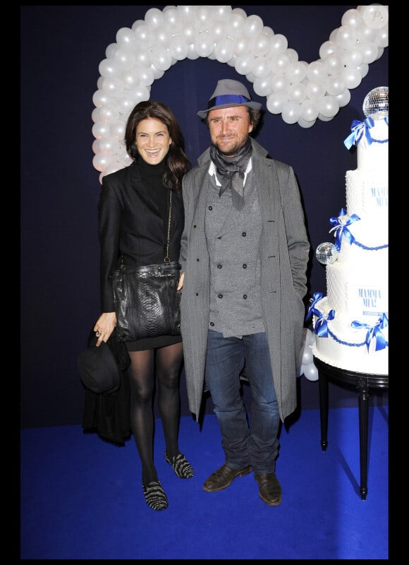 Alexandre Brasseur et son épouse Juliette lors de la générale de la comédie musicale Mamma Mia au Théâtre Mogador à Paris le 28 octobre 2010
