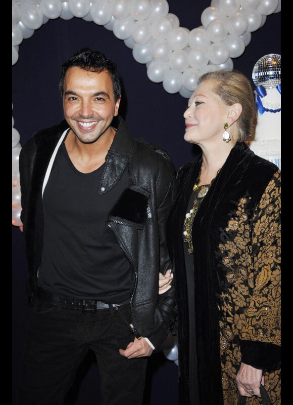 Kamel Ouali et sa mère lors de la générale de la comédie musicale Mamma Mia au Théâtre Mogador à Paris le 28 octobre 2010