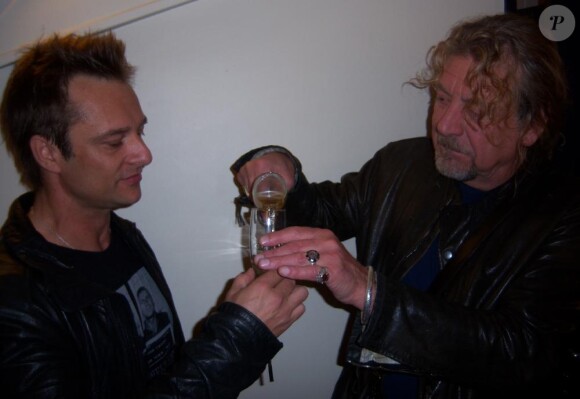 David Hallyday rencontre Robert Plant, chanteur du groupe Led Zeppelin, dans sa loge à l'occasion du concert de ce dernier, le 21 octobre au Palais des Sports (Paris).