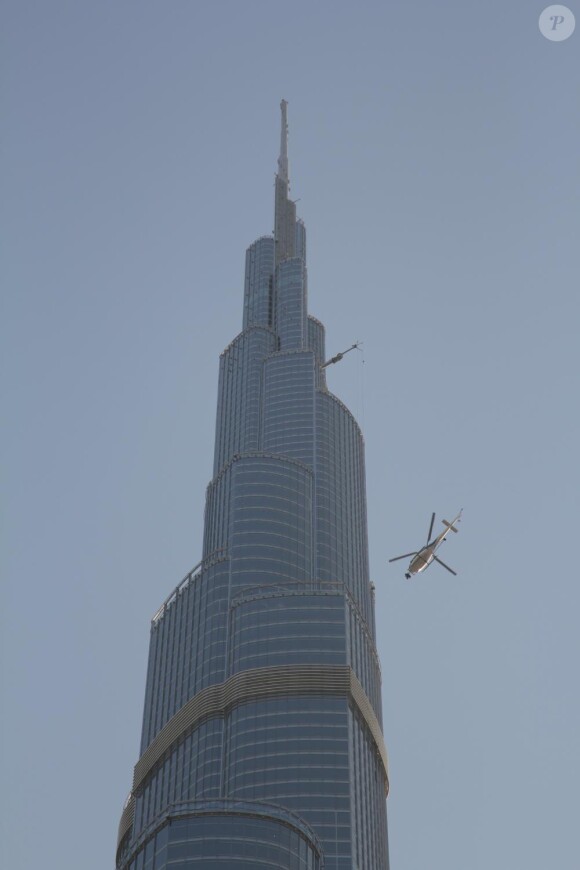 Tom Cruise en plein tournage sur la tour Burj Khalifa à Dubai le 30 octobre 2010