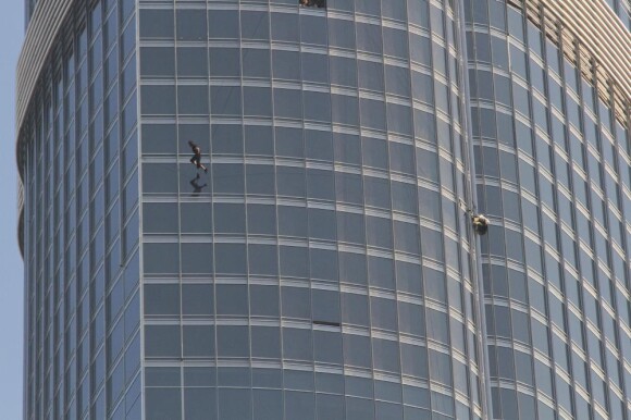 Tom Cruise en plein tournage sur la tour Burj Khalifa à Dubai le 30 octobre 2010