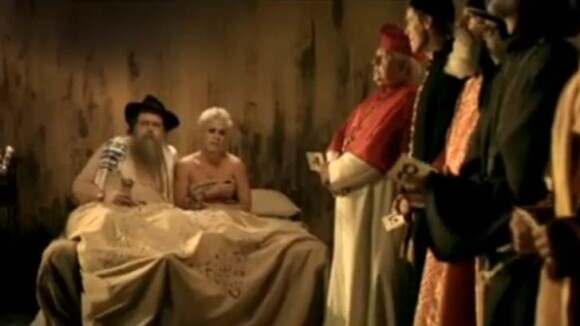 Pink se met au lit avec un rabbin dans son nouveau clip détonant !