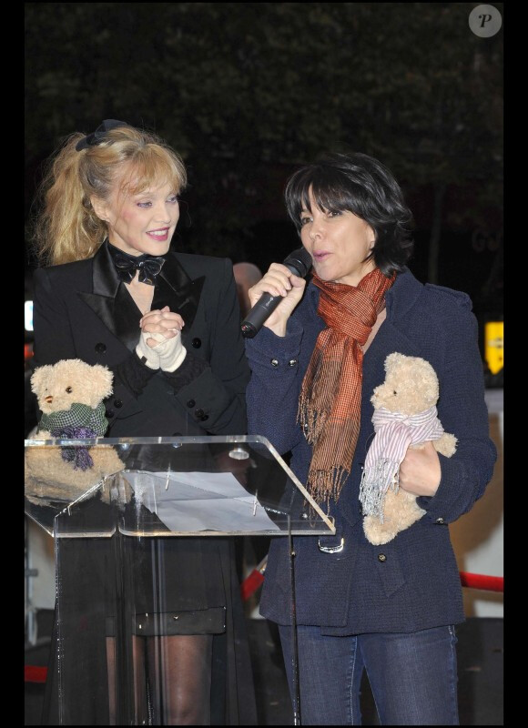 Arielle Dombasle et Tina Kieffer lors du coup d'envoi des illuminations de Noël aux Galeries Lafayettes à Paris le 4 novembre 2010