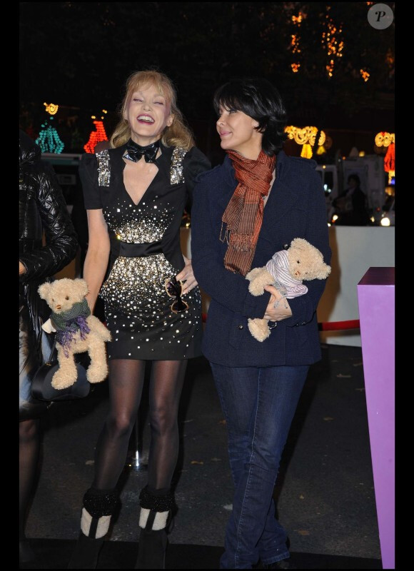 Arielle Dombasle et Tina Kieffer lors du coup d'envoi des illuminations de Noël aux Galeries Lafayettes à Paris le 4 novembre 2010
