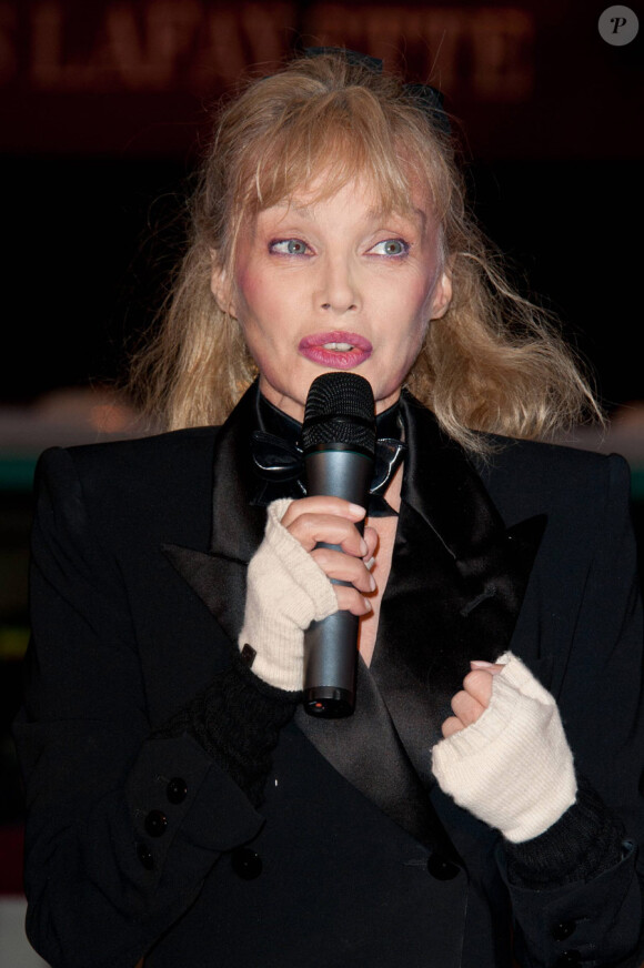Arielle Dombasle lors du coup d'envoi des illuminations de Noël aux Galeries Lafayettes à Paris le 4 novembre 2010