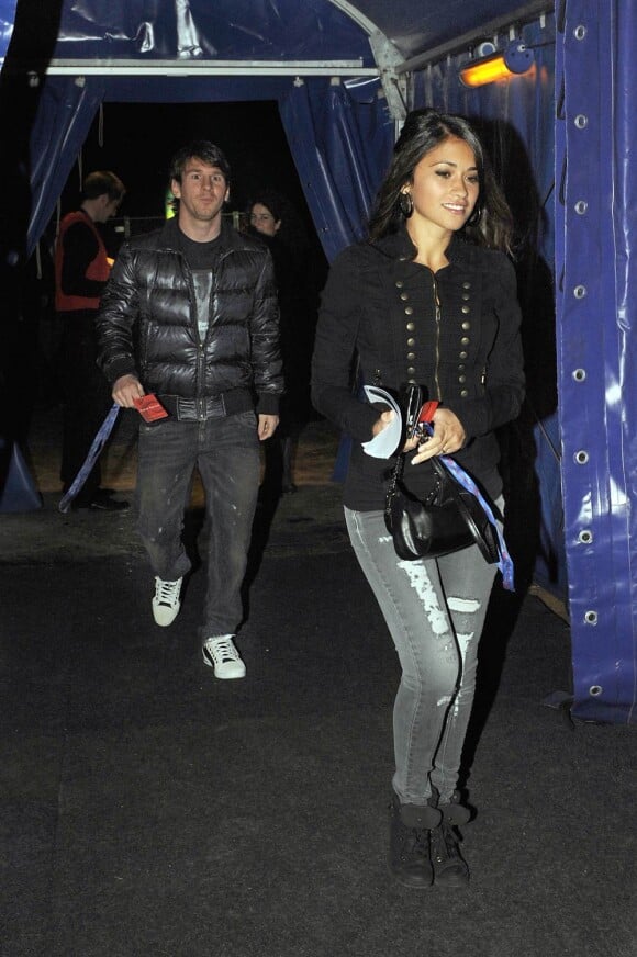 Lionel Messi et sa compagne Antonella Roccuzzo à la grande première du Cirque du Soleil à Barcelone le 6 novembre 2010
