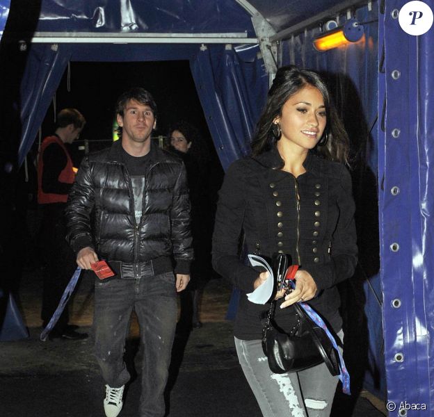 lionel messi une agreable soiree avec sa cherie malgre une intruse purepeople