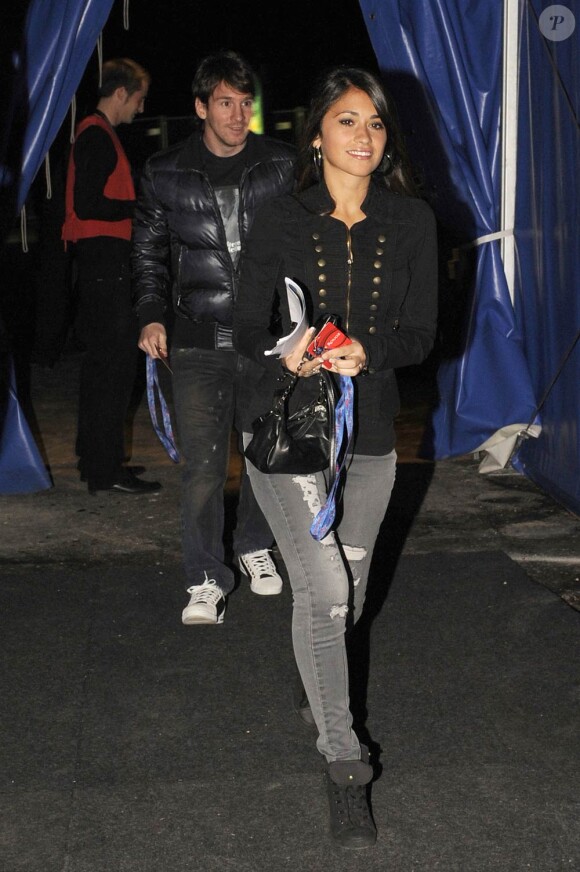 Lionel Messi et sa compagne Antonella Roccuzzo à la grande première du Cirque du Soleil à Barcelone le 6 novembre 2010