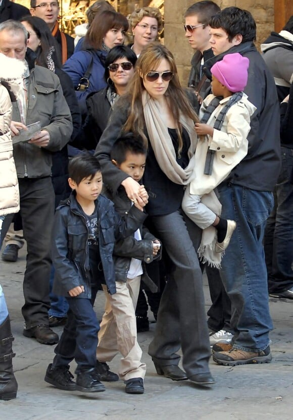 Brad Pitt et Angelina Jolie, avec leurs enfants Pax, Maddox et Zahara