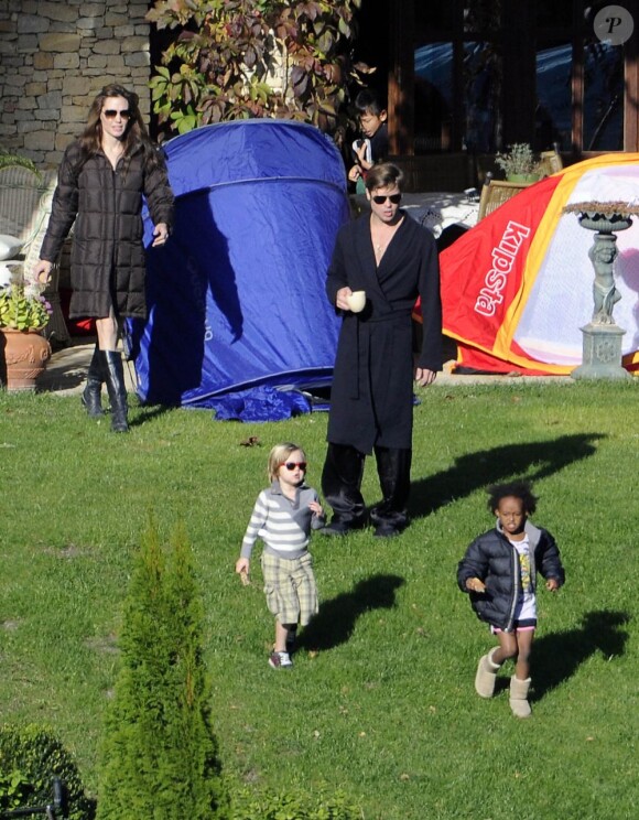 Brad Pitt et Angelina Jolie et leurs filles Shiloh et Zahara