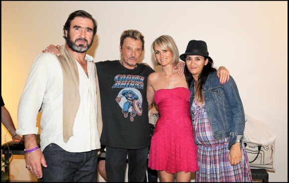 Photo exclusive : Rachida Brakni, Eric Cantona sont venus assistés au concert de Johnny à Marseille en juillet 2009. Le couple pose au côté de Johnny et Laeticia.