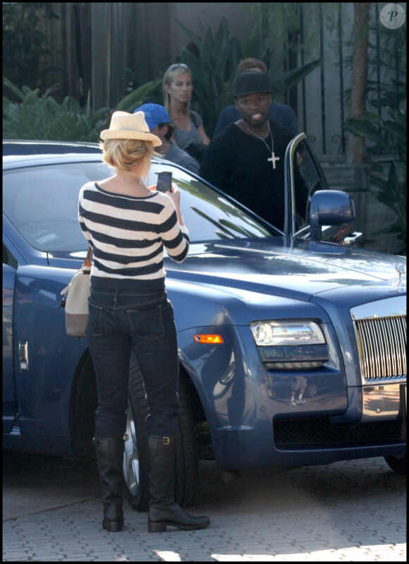 50 Cent et Chelsea Handler sortent d'un restaurant ensemble, à Los Angeles le 31 octobre 2010