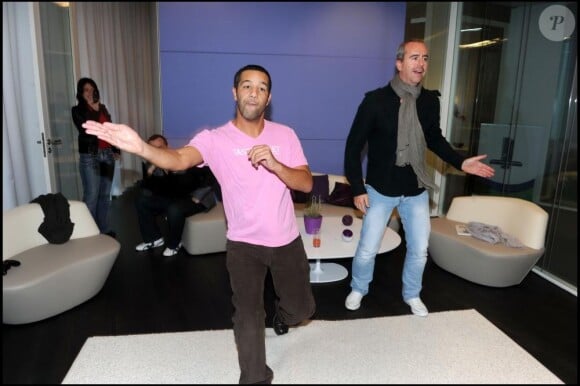 Cartouche et Bruno Robles à l'occasion du lancement de la nouvelle console Kinect pour X Box 360 chez Microsoft à Paris, le 9 novembre 2010