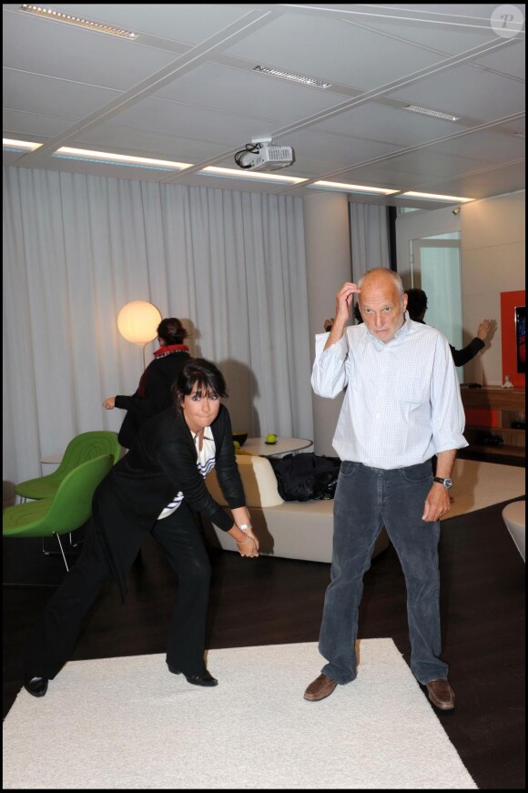 Valérie Expert et François Berleand à l'occasion du lancement de la nouvelle console Kinect pour X Box 360 chez Microsoft à Paris, le 9 novembre 2010