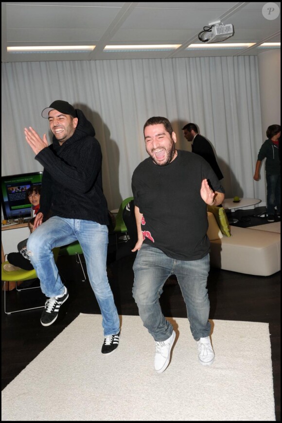 Kamel le Magicien et Mouloud Achour à l'occasion du lancement de la nouvelle console Kinect pour X Box 360 chez Microsoft à Paris, le 9 novembre 2010