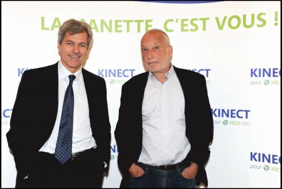 Eric Boutouller, le PDG de Microsoft France et François Berléand à l'occasion du lancement de la nouvelle console Kinect pour Xbox 360 chez Microsoft, à Paris, le 9 novembre 2010