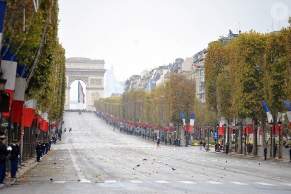 Carla Bruni lors des commémorations du 11 novembre à Paris, au pied de la statue de Georges Clemenceau.