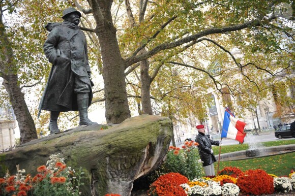 Carla Bruni lors des commémorations du 11 novembre à Paris, au pied de la statue de Georges Clemenceau.