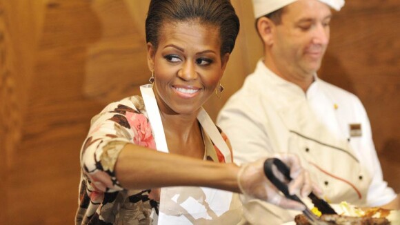 Michelle Obama enfile son tablier pour devenir serveuse de cantine !