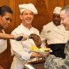 Michelle Obama en Allemagne le 11 novembre. Elle a joué la chef de cantine sur une base militaire.