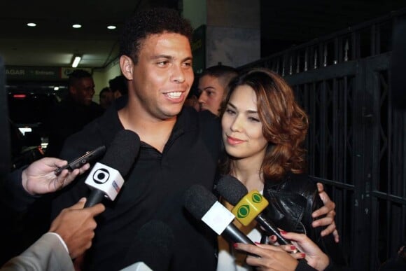 Ronaldo (photo : avec sa compagne, Maria Beatriz Antony, dite Bia) va vraiment se lancer dans le cinéma !