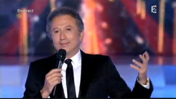 Michel Drucker dans son célèbre studio Gabriel pour l'émission Champs-Elysées (diffusée le 13 novembre 2010 sur France 2)