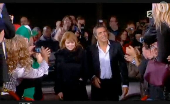 Julien Clerc et Coeur de pirate arrivent dans le studio Gabriel pour l'émission Champs-Elysées (diffusée le 13 novembre 2010 sur France 2)
