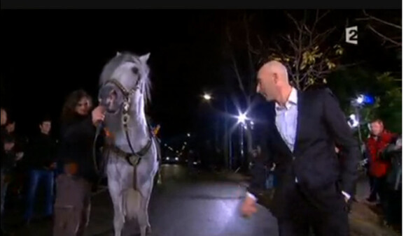 Nicolas Canteloup gare son cheval avant d'arriver dans le studio Gabriel pour l'émission Champs-Elysées (diffusée le 13 novembre 2010 sur France 2)