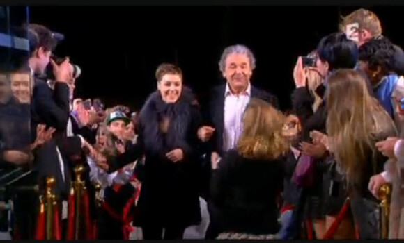 Pierre Perret et Zaz arrivent dans le studio Gabriel pour l'émission Champs-Elysées (diffusée le 13 novembre 2010 sur France 2)