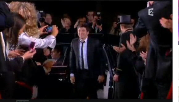 Patrick Bruel arrive dans le studio Gabriel pour l'émission Champs-Elysées (diffusée le 13 novembre 2010 sur France 2)