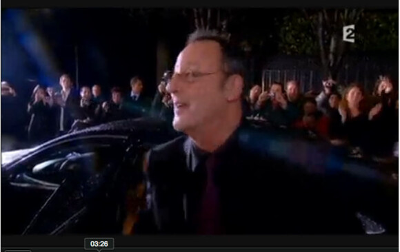 Jean Reno arrive dans le studio Gabriel pour l'émission Champs-Elysées (diffusée le 13 novembre 2010 sur France 2)