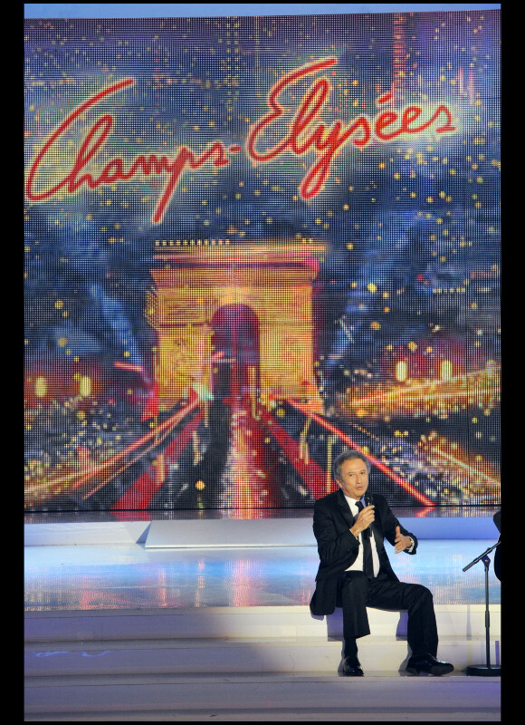Michel Drucker pendant l'émission Champs-Elysées, en direct sur France 2 (13 novembre 2010)