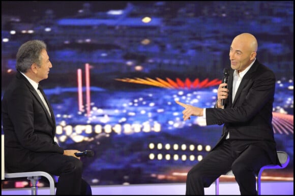 Michel Drucker et Nicolas Canteloup pendant l'émission Champs-Elysées, en direct sur France 2 (13 novembre 2010)