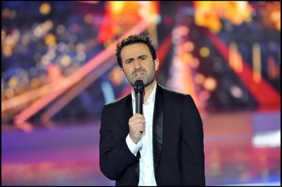 L'humoriste Mathieu Madenian pendant l'émission Champs-Elysées, en direct sur France 2 (13 novembre 2010)