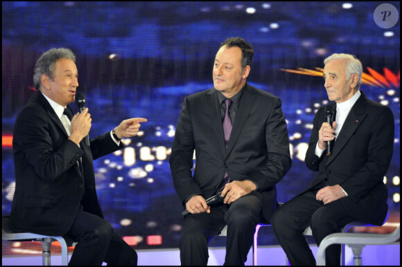 Michel Drucker, Jean Reno et Charles Aznavour pendant l'émission Champs-Elysées, en direct sur France 2 (13 novembre 2010)