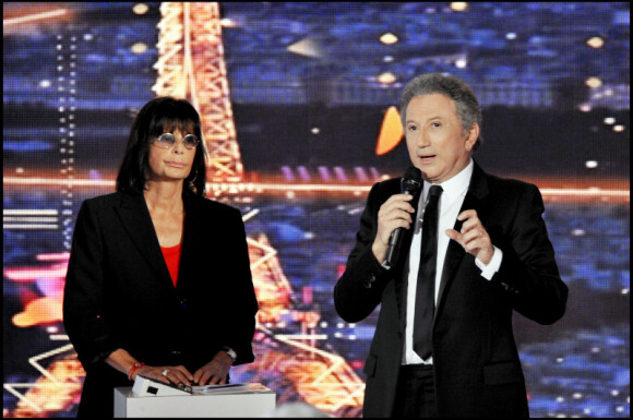 Michel Drucker et sa productrice Françoise Coquet pendant l'émission Champs-Elysées, en direct sur France 2 (13 novembre 2010)