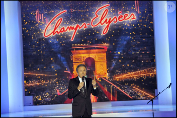 Michel Drucker pendant l'émission Champs-Elysées, en direct sur France 2 (13 novembre 2010)