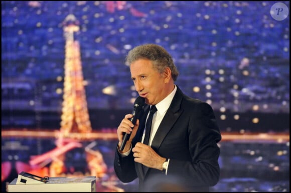 Michel Drucker pendant l'émission Champs-Elysées, en direct sur France 2 (13 novembre 2010)