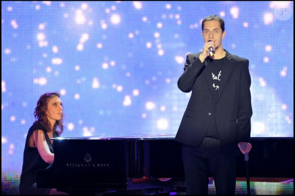 Grand Corps Malade pendant l'émission Champs-Elysées, en direct sur France 2 (13 novembre 2010)