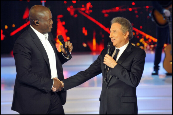 Michel Drucker et Seal pendant l'émission Champs-Elysées, en direct sur France 2 (13 novembre 2010)