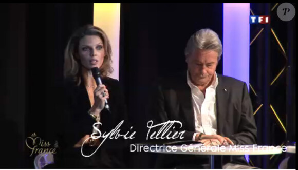 Sylvie Tellier et Alain Delon , attentifs aux Miss (10 novembre 2010)
