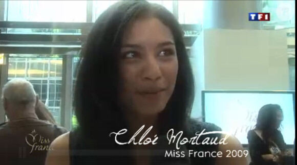 Chloé avoue pendant la conférence de presse qu'elle va accompagner les Miss aux Maldives (10 novembre 2010)