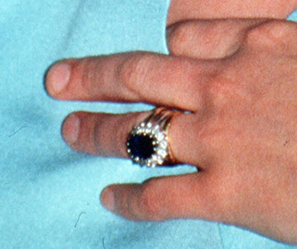Lady Di porte sa bague de fiançailles - 15 mars 1990