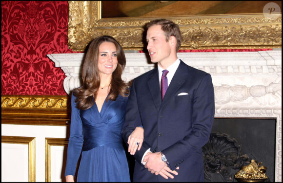 Kate Middleton et le prince William lors de l'annonce de leurs fiançailles à la presse - 16 novembre 2010