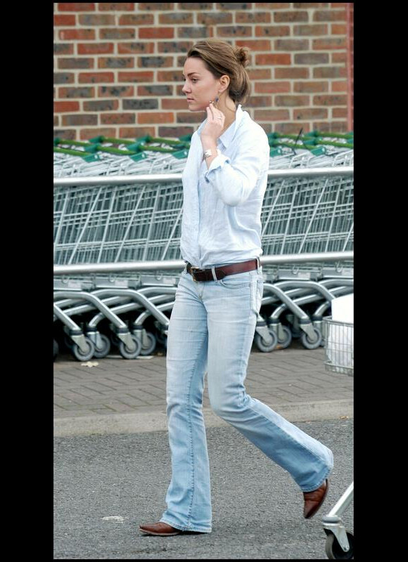 En total look jean, Kate Middleton n'a pas peur de la décontraction.
